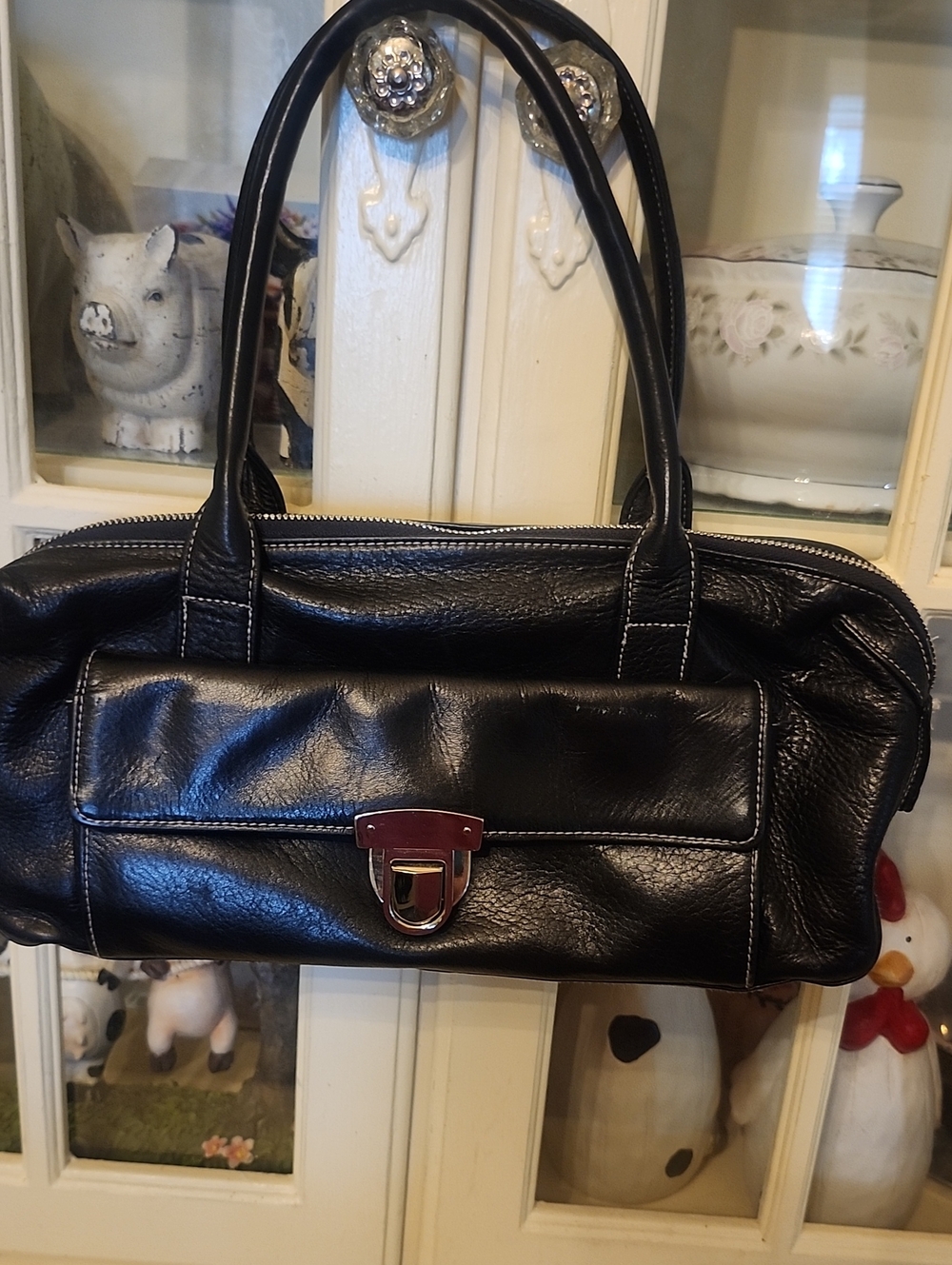 Perlina Black Leather Shoulder Bag with Silver-Tone Clasp